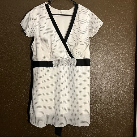 White Short Sleeve Vneck Shirt with Black Polka Dots, Tie in Back, Size 3X - Picture 1 of 6